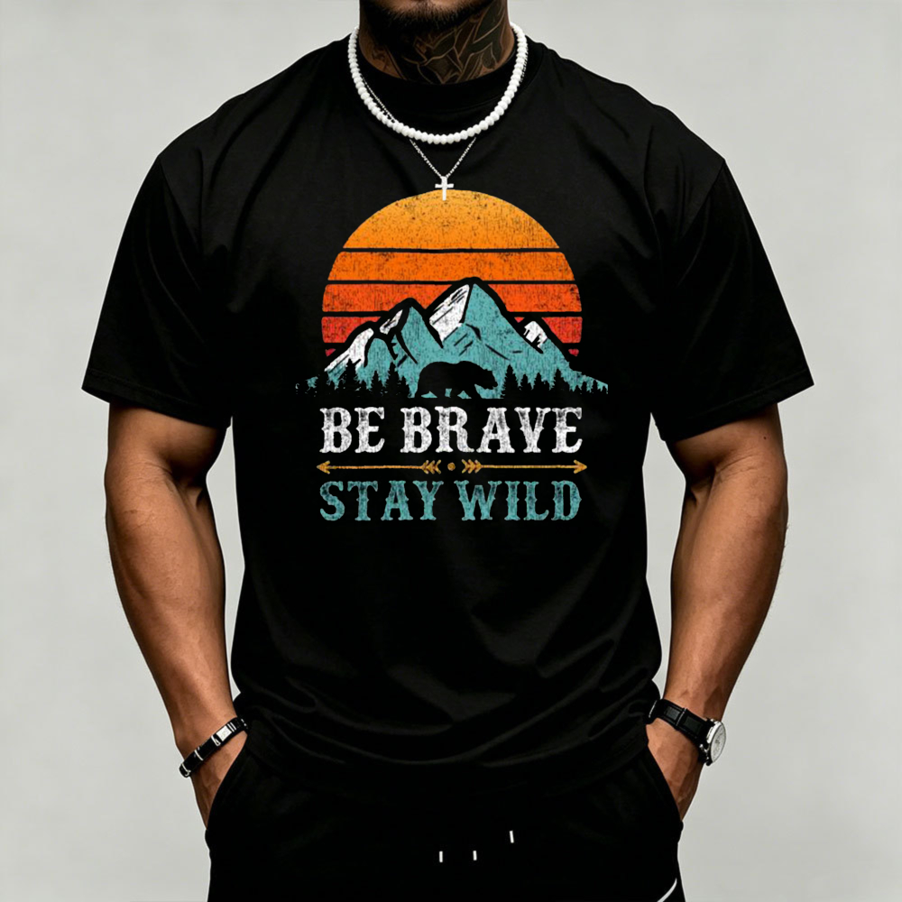 Outdoor Adventure Quotes Short - เสื้อยืดผู้ชายลายกราฟิกหมีบนภูเขาตอนพระอาทิตย์ตก 