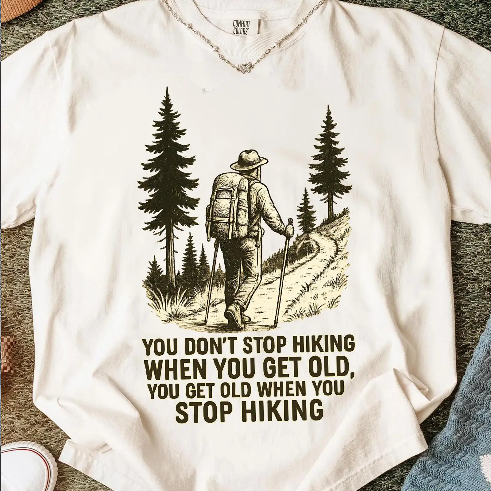 คุณไม่หยุดเดินป่าเมื่อแก่ขึ้น  - Outdoor Adventure Quotes Short บทวิจารณ์และราคา